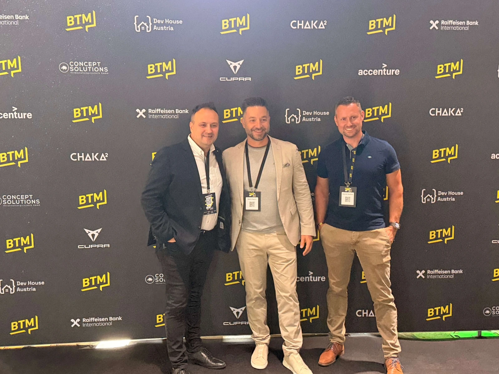 Kolleger i samtale hos Dev House Norway
